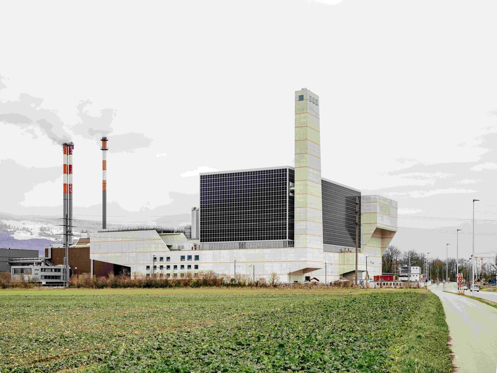 12_S86-2_SP25_KVA Kenova Zuchwil_89_241210_bau_b0017659_mer.jpg Die Kehrichtverbrennungsanlage KVA Kenova in Zuchwil SO ist durch die grosszügige Verwendung der PV-Module ein Vorbild für ähnliche Gebäudestrukturen. PV-Leistung total 1366 kWp. (Foto: Schweizer Solarpreis 2025)